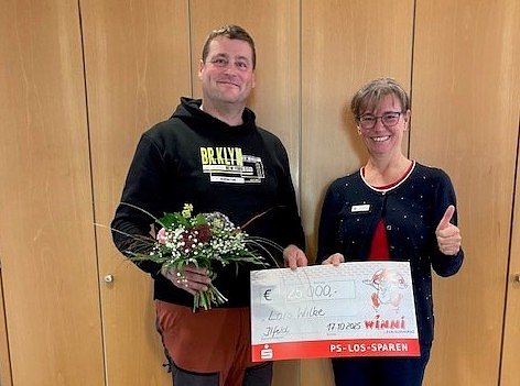 Bild: Kundenberaterin Yvonne Ostwald &uuml;berraschte den Gewinner mit der freudiger Nachricht