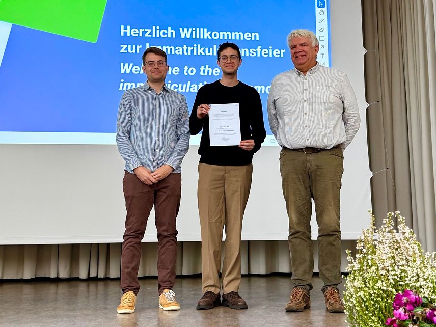 Bild: v.l.:  Daniel Harder (International Office/ Betreuer f&uuml;r Internationale Studierende und DAAD-Stibet I Projektkoordinator), Preistr&auml;ger Nicson Jacobo Andrade Lugo, Prof. Dr.-Ing. Klaus-Peter Neitzke (Professor Automatisierungssysteme).