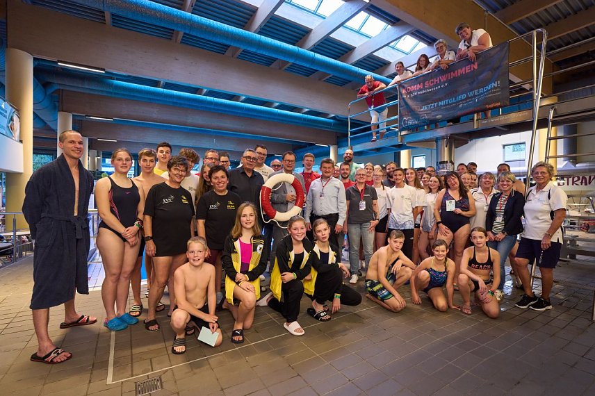 Bild: Die Teilnehmenden des 24-Stunden-Schwimmens in der Th&uuml;ringentherme M&uuml;hlhausen setzten gemeinsam Einsatz mit Oberb&uuml;rgermeister Dr. Johannes Bruns und dem Vorsitzenden des Arbeitskreises Th&uuml;ringer B&auml;der, Martin Fromm ein Zeichen f&uuml;r den Erhalt der Th&uuml;ringer B&auml;der.