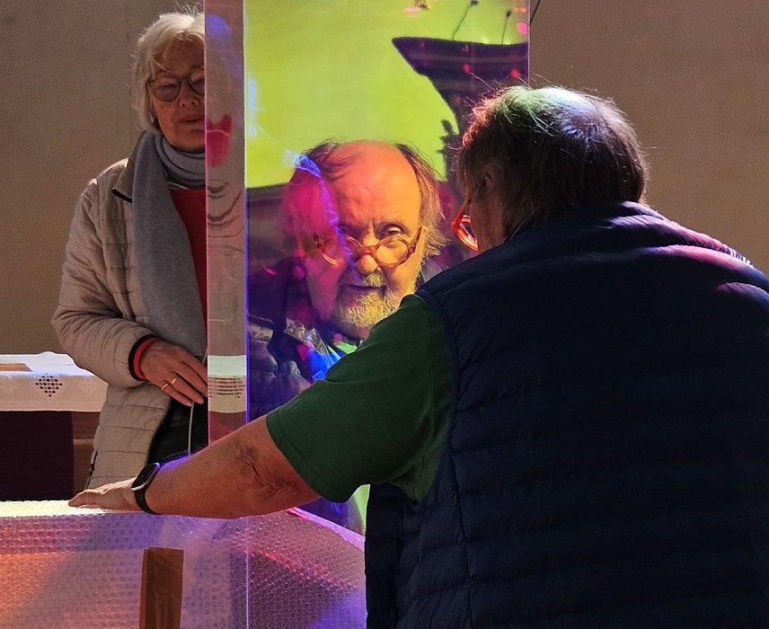 Bild: Ludger Hinse und Annette Tumbrink bei der Installation des Lichtkreuzes in der Blasiikirche Nordhausen - ob dieses Kreuz vor Ort bleibt, werden Sie am Freitag erfahren
