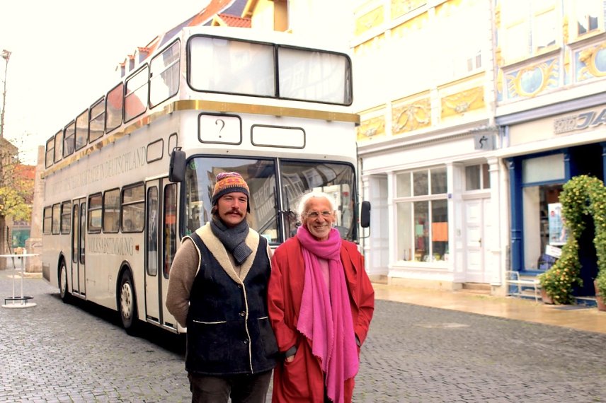Bild: (re.) Werner K&uuml;ppers Omnibusfahrer, (li.) Kunststudent und Mitstreiter Elias Franz