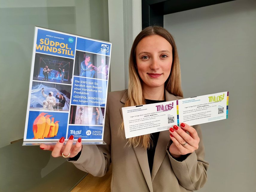 Bild: SWG-Mitarbeiterin Annika M&uuml;ller pr&auml;sentiert die Gutscheine f&uuml;r das Kindertheater-St&uuml;ck S&uuml;dpol.Windstill. Die Gutscheine sind ab 4. November in der SWG-Gesch&auml;ftsstelle abzuholen. 