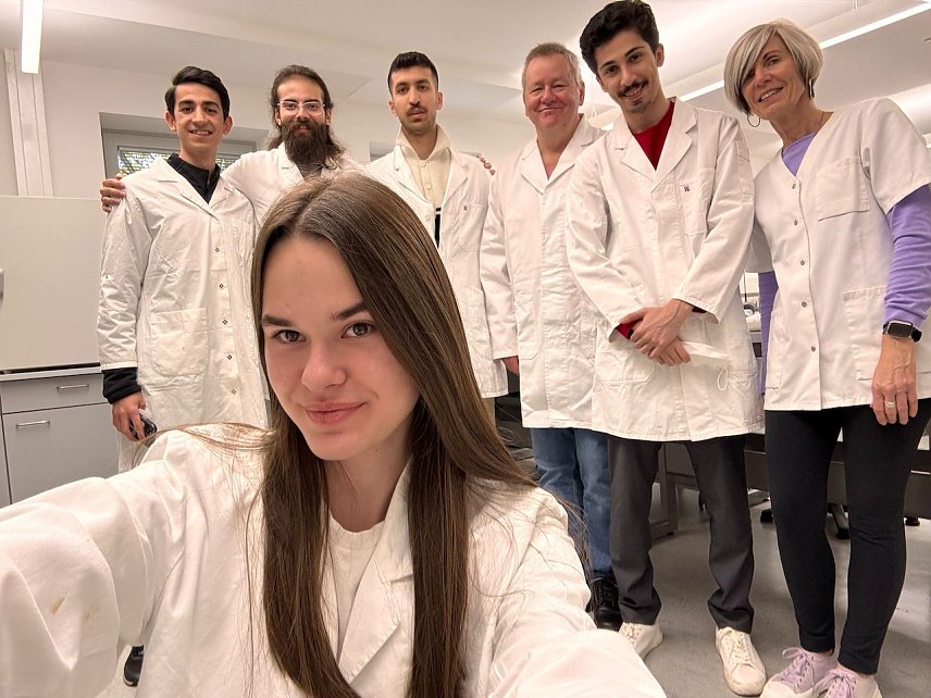 Bild: Studierende des M-Kurses des Staatlichen Studienkollegs der Hochschule Nordhausen bei praktischen Versuchen im Labor f&uuml;r Angewandte Mikrobiologie.