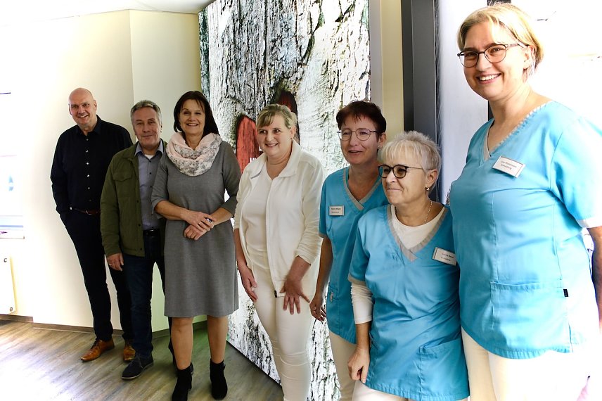 Bild: v.li.n.re. B&uuml;rgermeister Steffen Grimm, Marko Wuttke, Centerleiter des Autohauses Peter; Landr&auml;tin Antje Hochwind-Schneider; Frau Dr.med. Ina H&ouml;pfner und das Praxisateam