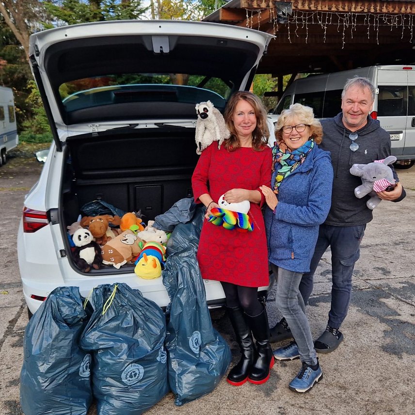 Bild: Doris Lang und das Ehepaar Pendzialek haben die Kuscheltiere abgeholt