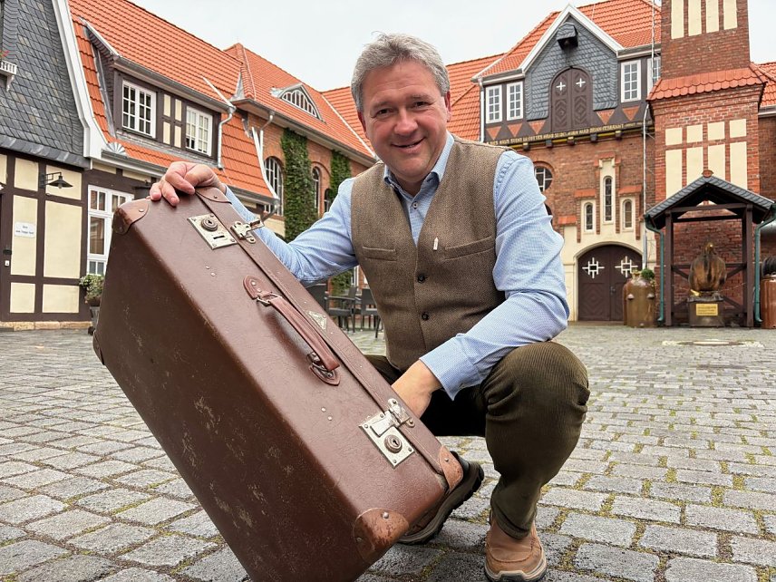 Bild: F&uuml;r die kommende Adventsausstellung sucht die Traditionsbrennerei nach alten Koffern