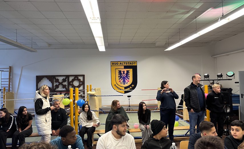 Bild: Sind schon voller Vorfreude auf die Boxnacht am Samstag: Aktive, Eltern und Verantwortliche der BSG Altstadt 05 (hier bei der Er&ouml;ffnung der neuen Trainingshalle in dr Rathsfelder Str. 1)