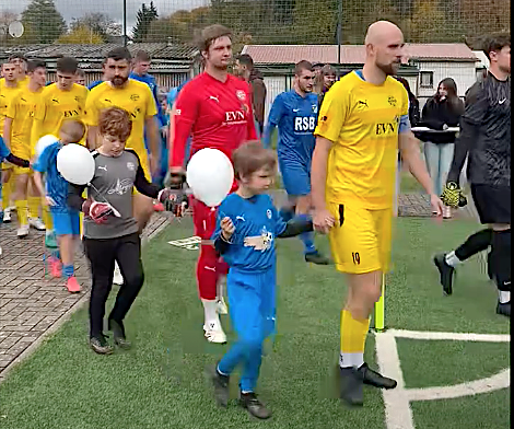 Bild: Mit blauen und wei&szlig;en Luftballons zur Feier des 120. Gr&uuml;ndungstags des FSV Wacker liefen die Spieler mit Balljungen heute ein