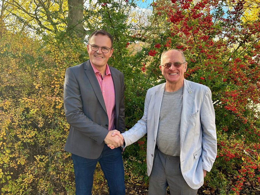 Bild: Herzlicher H&auml;ndedruck auf dem herbstlichen Campus: Hochschulpr&auml;sident Prof. Dr. J&ouml;rg Wagner begr&uuml;&szlig;t Professor J&uuml;rgen Poerschke anl&auml;sslich seines 80. Geburtstags an der Hochschule Nordhausen.