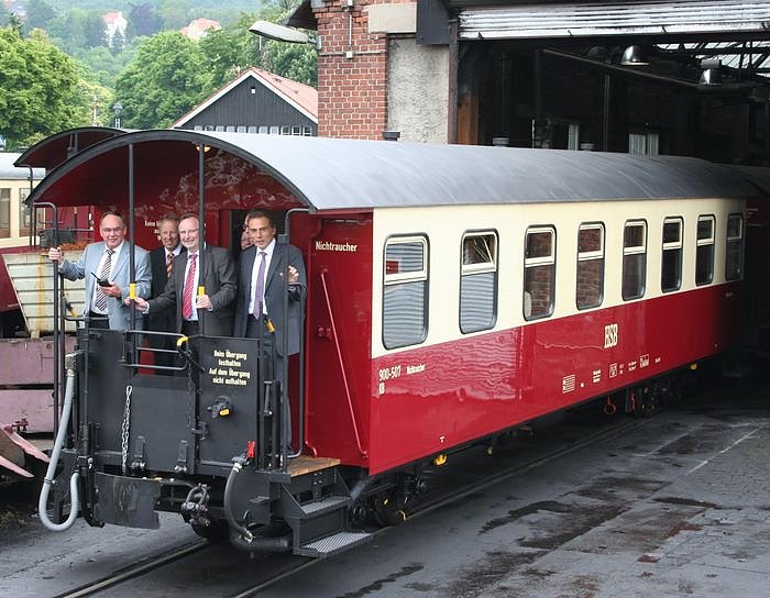 Bild: Modernisierte Wagen &uuml;bergeben