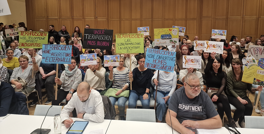 Bild: Volles Haus und viel Protest im Rathaus