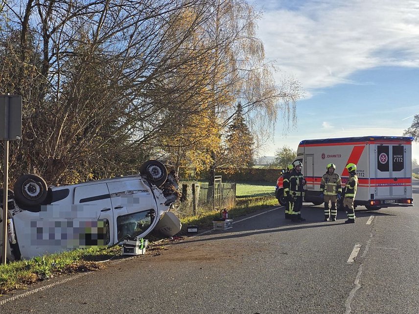 Bild: Verunfallter Transporter bei Bielen