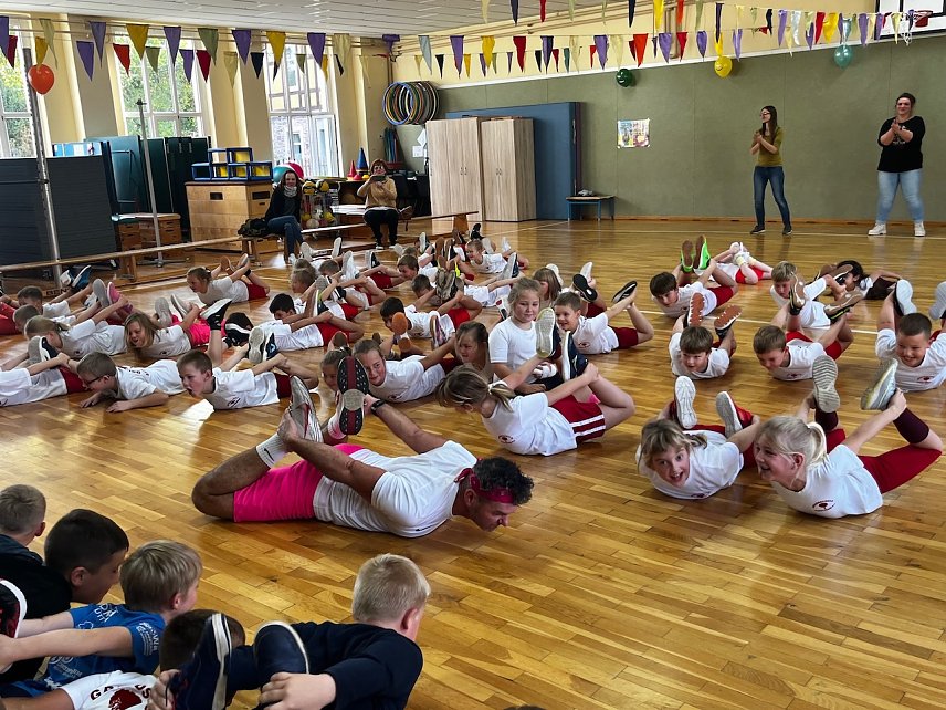Bild: Let&acute;s dance for Kids � das coole Bewegungsprojekt mit Michael Hirschel in der Grundschule in Udersleben