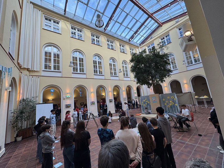 Bild: Er&ouml;ffnung der Sunflower Dreams Project Ausstellung an der Petersbergschule