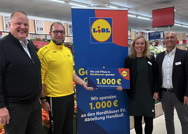 Bild: Scheck&uuml;bergabe in der Lidl-Filiale