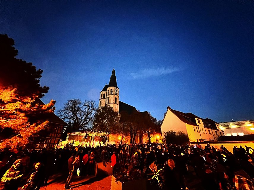 Bild: Martinifeier vor der Blasii-Kirche
