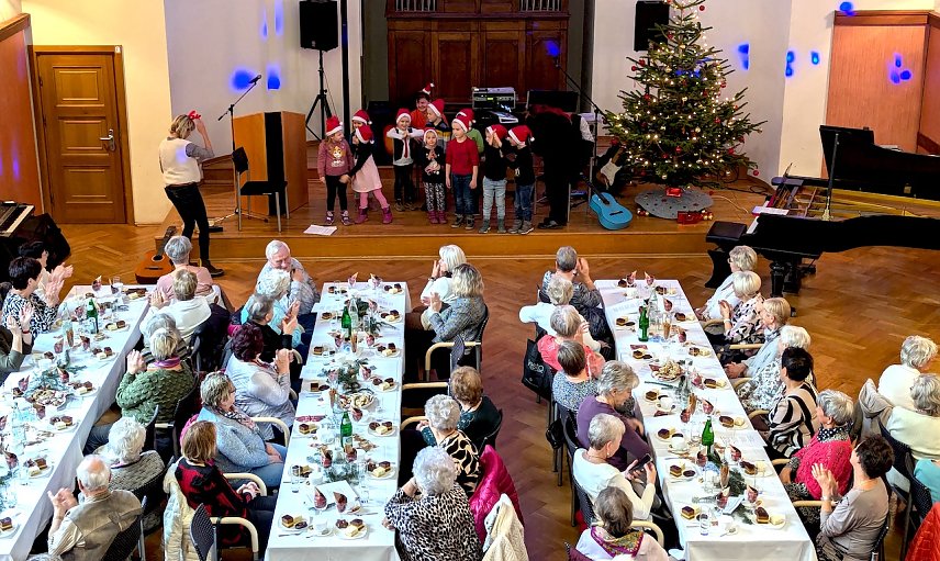 Bild: Die Seniorenweihnachtsfeier mit B&uuml;rgermeister Steffen Grimm hat Tradition und ist jedes Jahr unter den Senioren der Stadt sehr beliebt