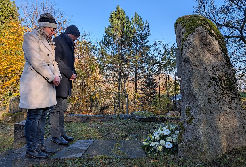 Bild: Schlossmuseumsleiterin Dr. Carolin Sch&auml;fer und B&uuml;rgermeister Steffen Grimm gedachten der Sondersh&auml;user Opfer der Reichspogromnacht von 1938.