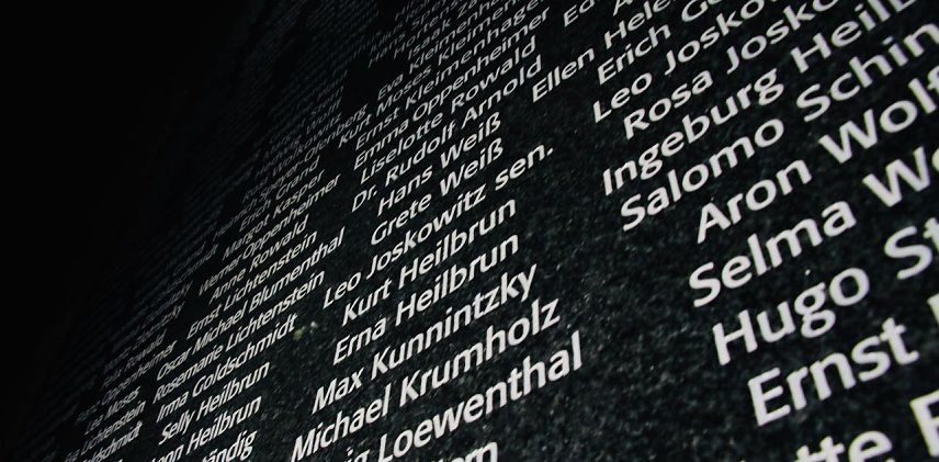 Bild: Die neue Gedenktafel am Nordh&auml;user Rathaus