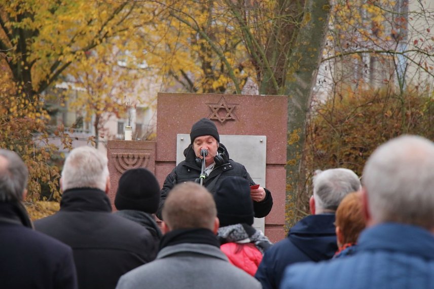 Bild: Am Gedenkstein der alten Synagoge wurde heute der Pogromnacht von 1938 gedacht