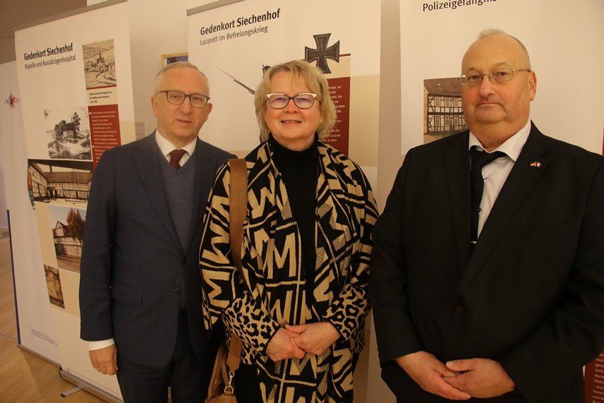 Bild: v.l. Jan Tombiński, B&auml;rbel Gr&ouml;negres und Jens B&ouml;hnisch bei der an die Gedenkveranstaltung anschlie&szlig;enden Er&ouml;ffnung der Doppelausstellung zum Siechenhof und dem j&uuml;dischen Alltagsleben in Nordhausen in der Stadtbibliothek