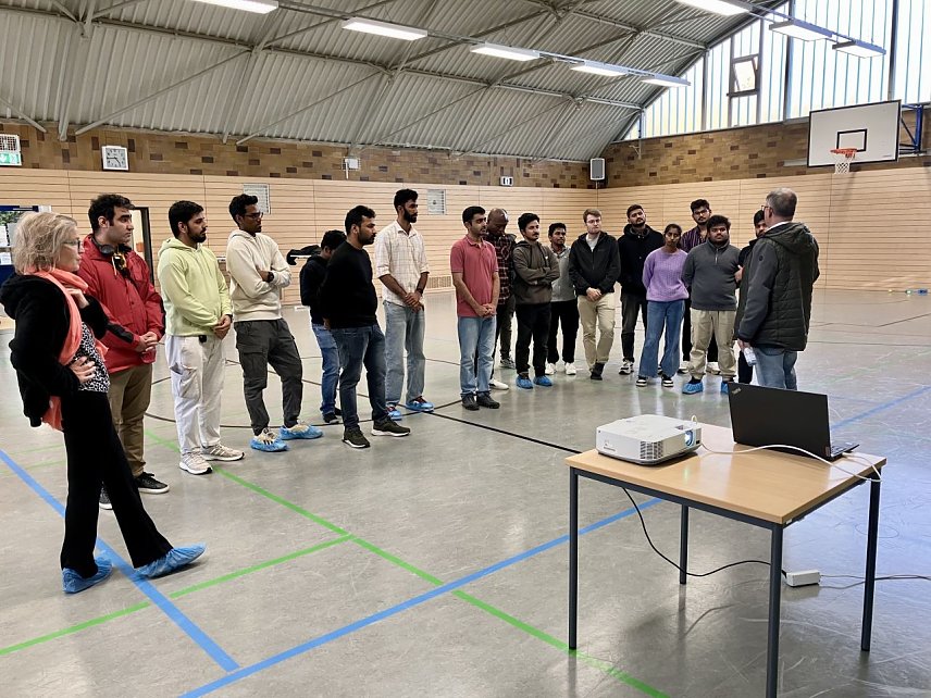 Bild: Internationale Studierende und Unternehmensvertreter vernetzen sich beim Cricket-Spiel