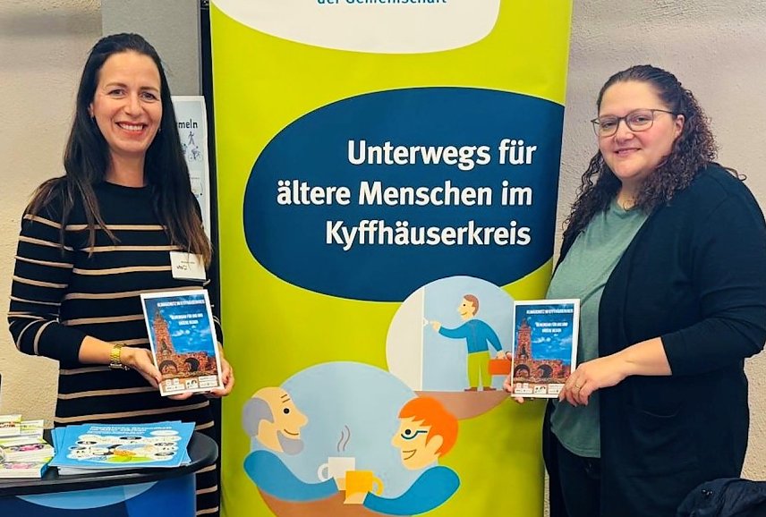 Bild: Monique Ke&szlig;ler von der VHS Kyffh&auml;userkreis und Bianca Schr&ouml;der vom AGATHE-Projekt zeigen stolz den neuen Klimaschutz-Ratgeber