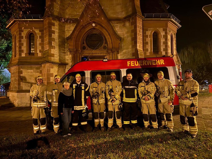 Bild: Kameraden der Freiwilligen Feuerwehr Stockhausen mit ihren Einsatzfahrzeugen beim Martinifest der Kita Arche Noah in Stockhausen