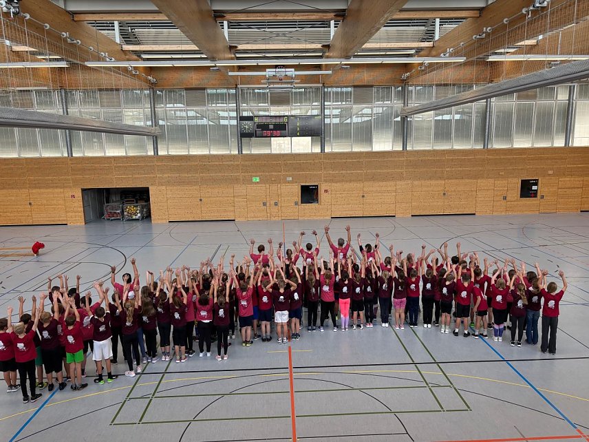 Bild: Die 5. Klassen des Schiller-Gymnasiums freuten sich heute &uuml;ber neue Schul-Shirts