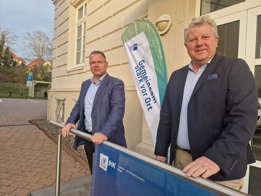 Bild: Ulrich Schlegel und Christian B&ouml;duel vor der Gesch&auml;ftsstelle der IHK in Nordhausen