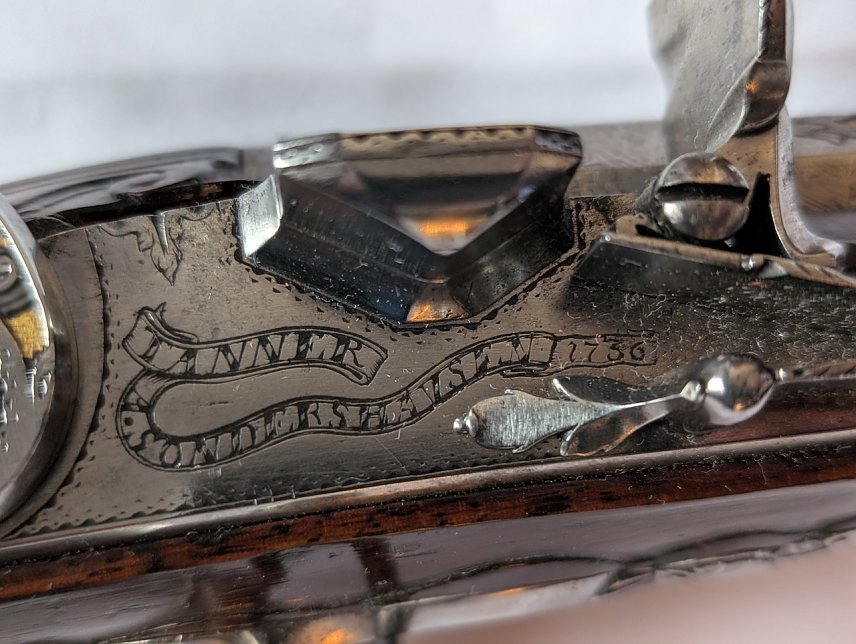 Bild: B&uuml;chsenmacherkunst trifft Sondesh&auml;user Geschichte: Das Tanner Gewehr mit dem Schriftzug seiner Herstellung in Sondershausen aus dem Jahr 1736