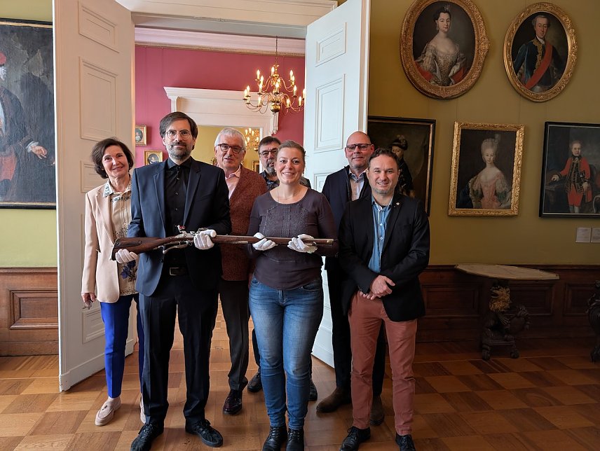 Bild: Schlossmuseumsdirektorin Dr. Carolin Sch&auml;fer (3.v.re.) und Sammlungsleiter Philipp Steinkamp (2.v.li) pr&auml;sentieren das Tanner Gewehr zusammen mit den Unterst&uuml;tzern, die den Erwerb erm&ouml;glicht haben: Dr. Cornelia Lesser und ihr Mann Andreas Lesser (li. und 3.v.li), Joachim Kreyer, Vorsitzender des F&ouml;rderkreis Schloss und Museum Sondershausen e.V. (3.v.re.), Torsten Buchmann vom Lions Club Sondeshausen (2.v.re.) und Daniel Manthey vom Rotary Club Sondershausen (re.).
