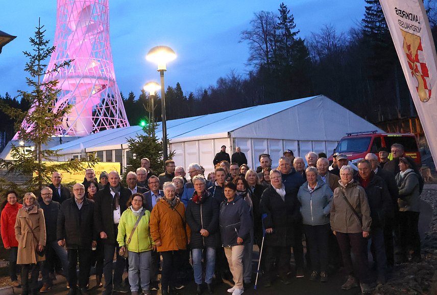 Bild: Ausgezeichnete Ehrenamtler vor dem Hexenbesen