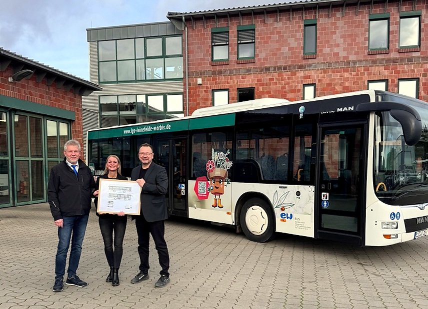 Bild: LGS-Gesch&auml;ftsf&uuml;hrer Stefan Nolte (rechts) nahm den Bus feierlich von Oliver Puff und Mariana Kohlhause entgegen.