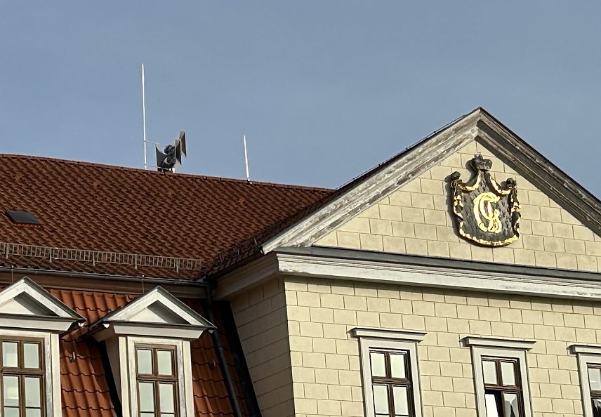 Bild: Eine der zehn neuen Sirenen befindet sich auf dem Dach des Landratsamtes in Sondershausen