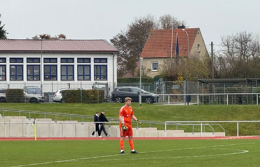 Bild: Ein kurioses Bild im Stadion der Freundschaft: Fabrice Harnisch steht im Tor des FSV Preu&szlig;en