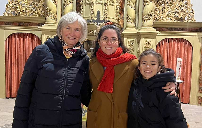 Bild: Martini-Andacht in der Kirche St.Georg in Neustadt, von links nach rechts: Annette Bauersfeld, Danika Zapp, Luise Bauersfeld