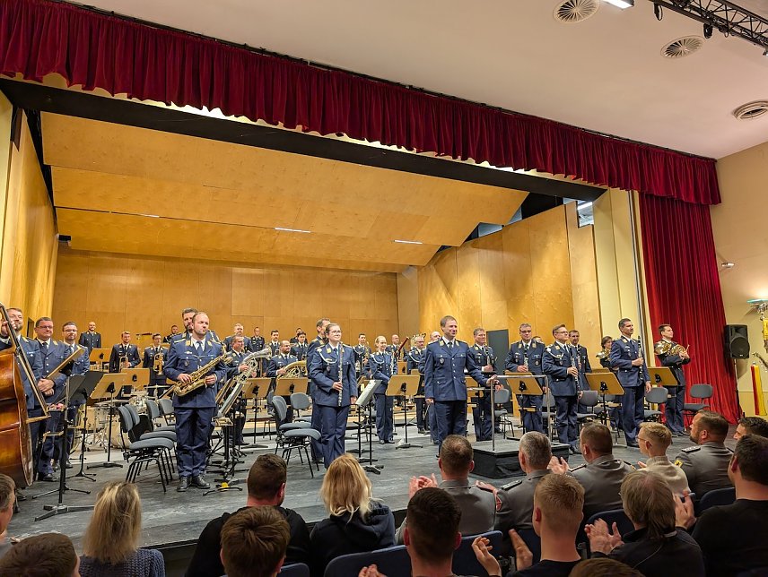 Bild: Oberstleutnant Dr. Tobias Wunderle (Mitte vorn) und das Luftwaffenmusikkorps Erfurt begeisterten rund 250 Besucher im Haus der Kunst