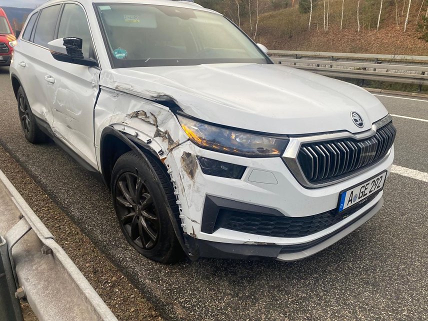 Bild: Der Skoda kam mit ein paar heftigen Schrammen, der Fahrer mit dem Schrecken davon