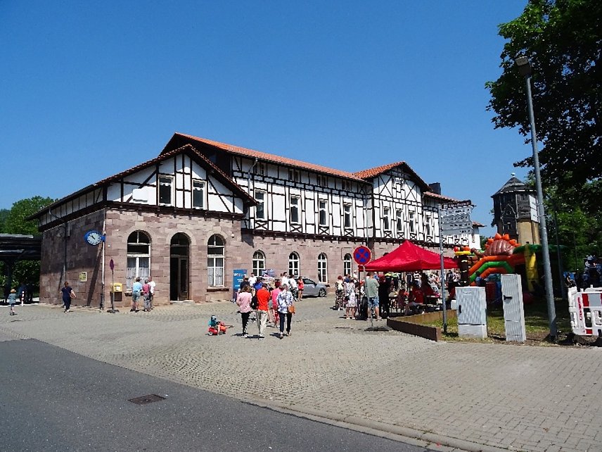 Bild: Sondersh&auml;user Bahnhof