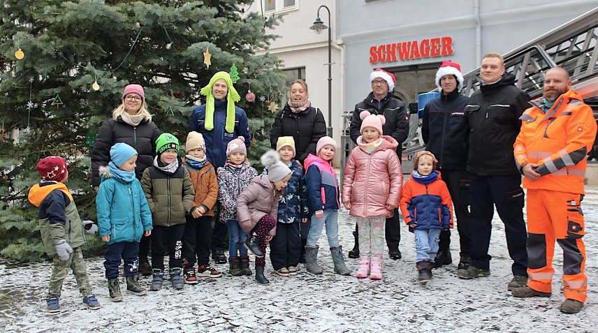 Bild: Die Kinder und Erzieherinnen der Kita "Clara Zetkin" startete einen Monat vor Heiligabend die Weihnachtsbaumschm&uuml;ck-Aktion in Bad Langensalza