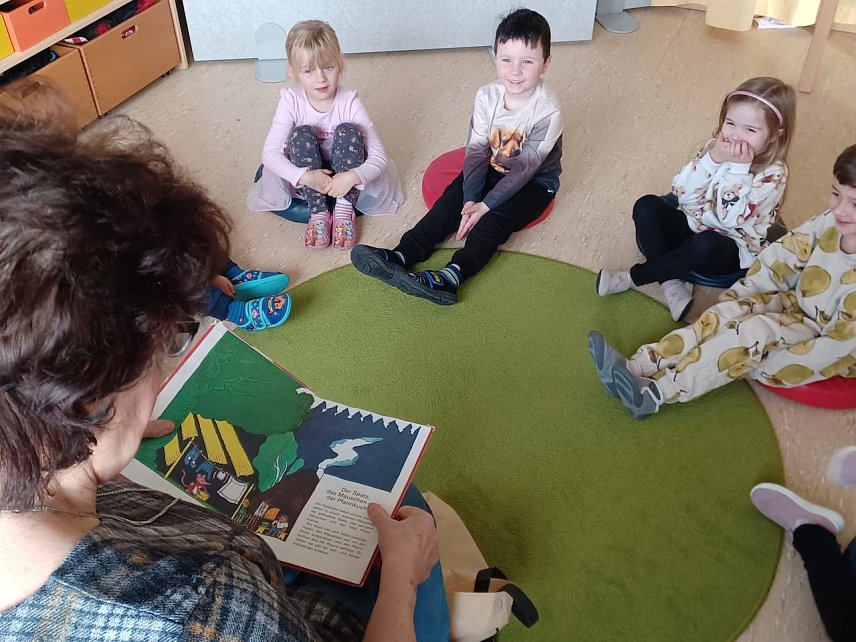 Bild: Beim Vorlesetag in der Kita Rasselbande erlebten die Kinder dank ihrer Lese-Oma eine spannende M&auml;rchengeschichte.
