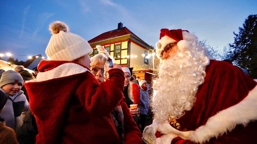 Bild: Der Weihnachtsmann und seine Eisk&ouml;nigin kommen nach Neustadt