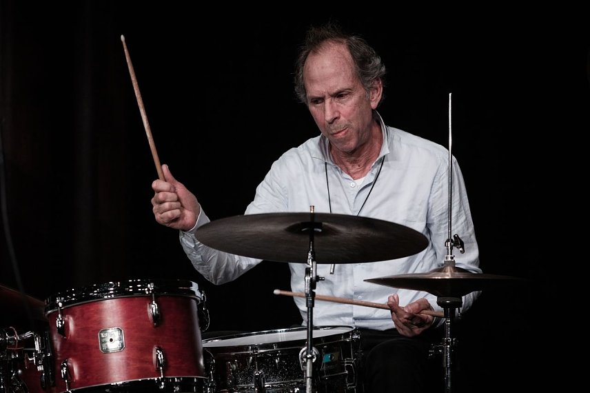 Bild: Rick Hollander an dem Drums