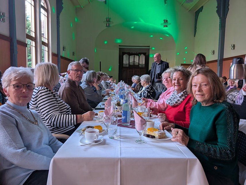 Bild: Bei Kaffee, Kuchen, Sekt und Kaltgetr&auml;nken genossen die Senioren der Stadt Sondershausen einen gem&uuml;tlichen Nachmittag