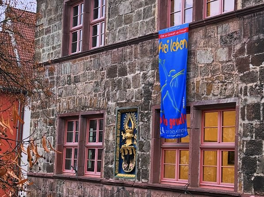 Bild: Zum Internationalen Tag zur Beseitigung von Gewalt gegen Frauen wehte am Rathaus wieder die blaue Fahne