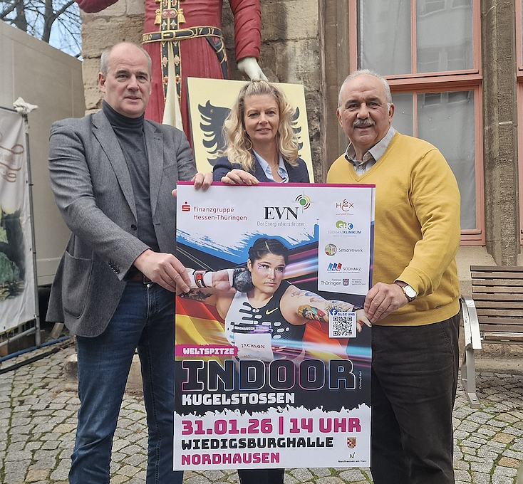 Bild: v.l.: Landrat Matthias Jendricke, B&uuml;rgermeisterin Alexandra Rieger und Sportkoordinator Werner H&uuml;tcher pr&auml;sentierten das Plakat f&uuml;r den kommenden Wettkampf