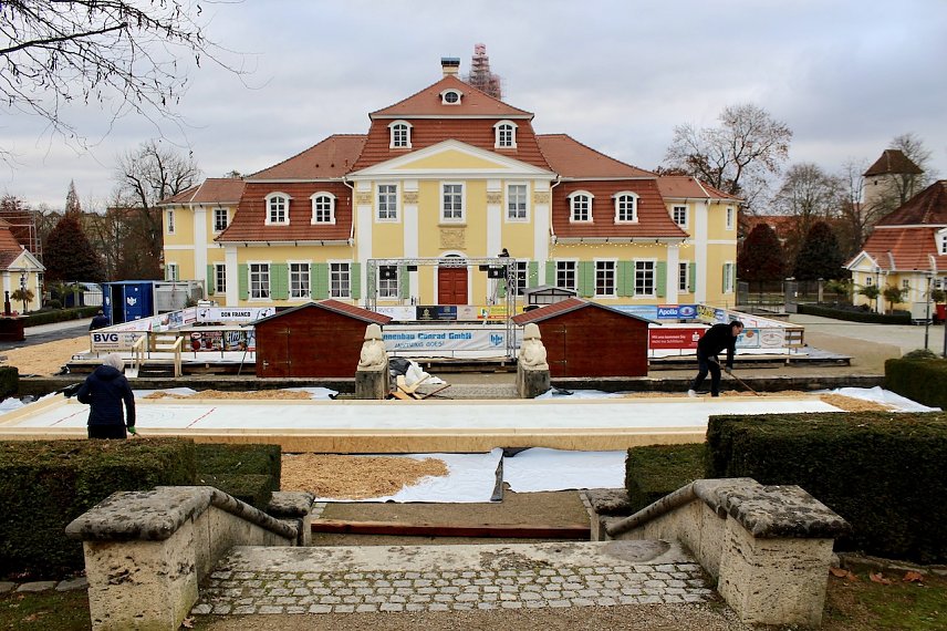 Bild: Die Vorbereitungen f&uuml;r das gro&szlig;e Eisbahnspektakel im Schl&ouml;sschenpark laufen auf Hochtouren