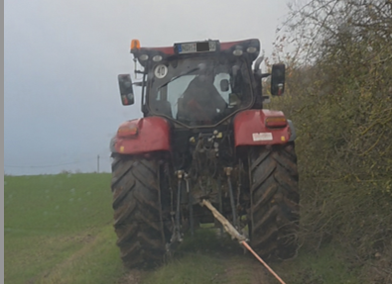 Bild: Retter in der Not: Andreas H. und sein gro&szlig;er, roter Traktor