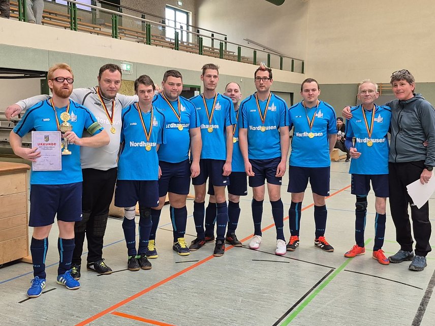 Bild: Das Team der Nordth&uuml;ringer Werkst&auml;tten hat beim 25. Sondersh&auml;user Hallenfu&szlig;ballturnier den ersten Platz geholt